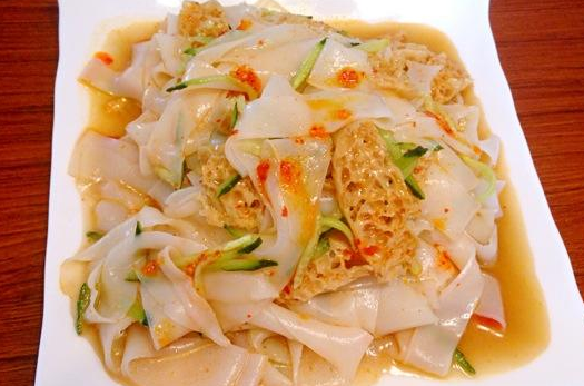 凉皮是一种大众喜爱的美食(图1)