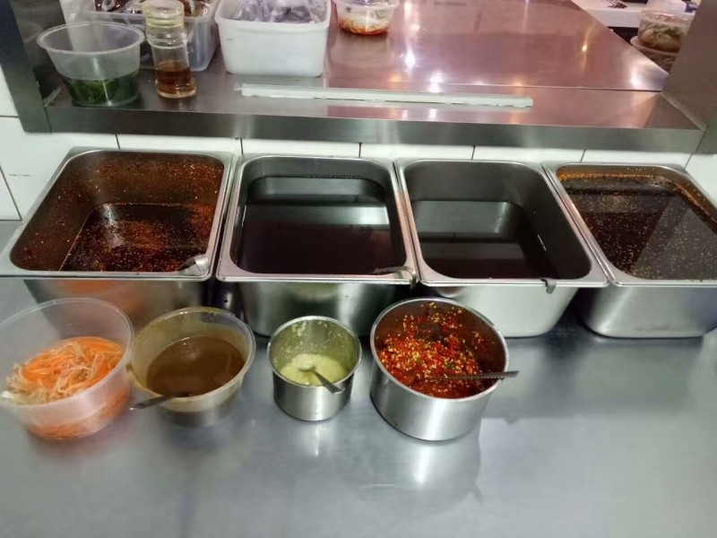 依托专业餐饮公司掌握凉皮的做法(图1)