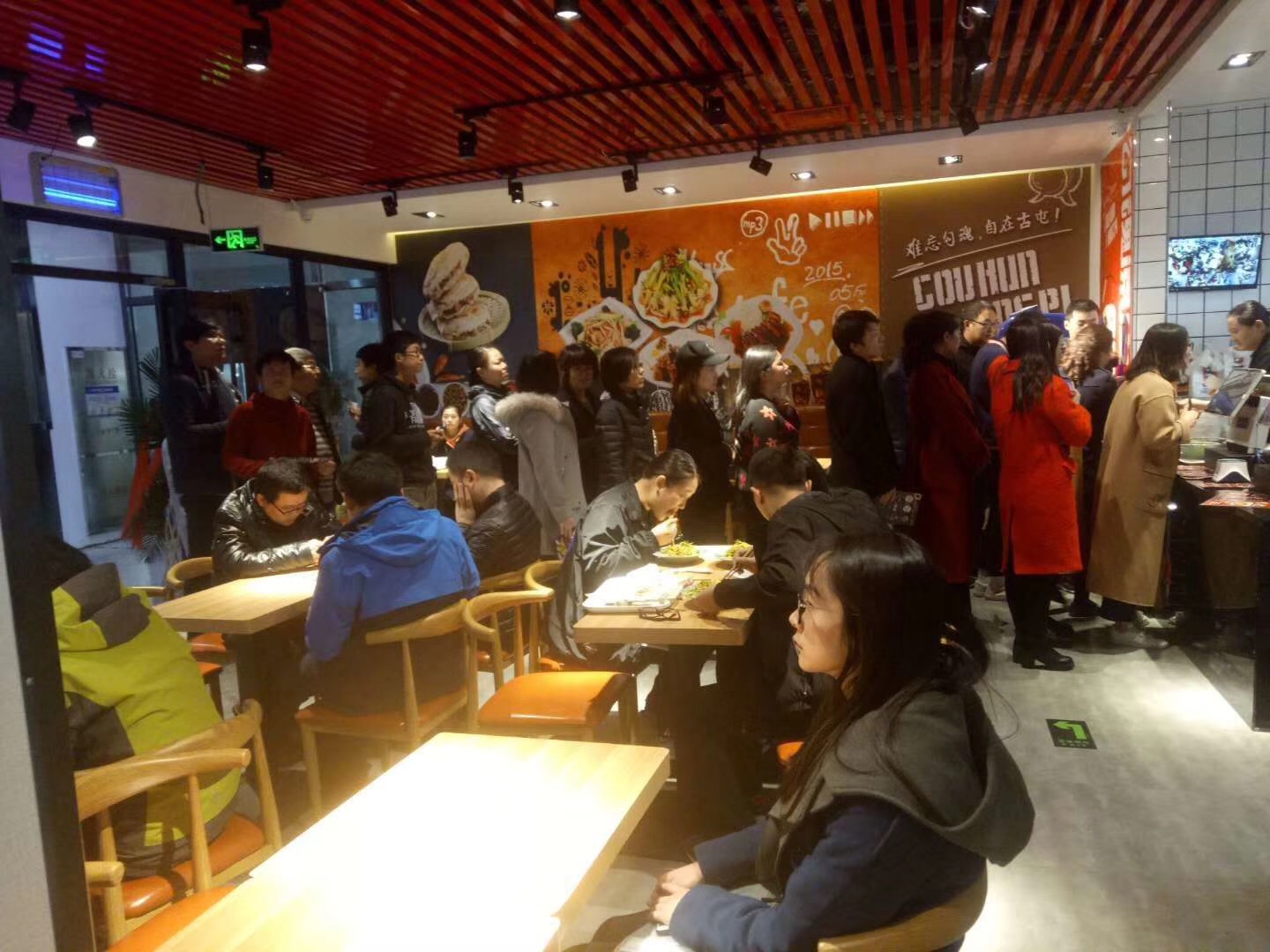 北五环外的快餐店，轻松就能开到100平