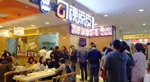 开一家凉皮店，竟然让她从月薪8000到日赚8000，她是怎么做到的？
